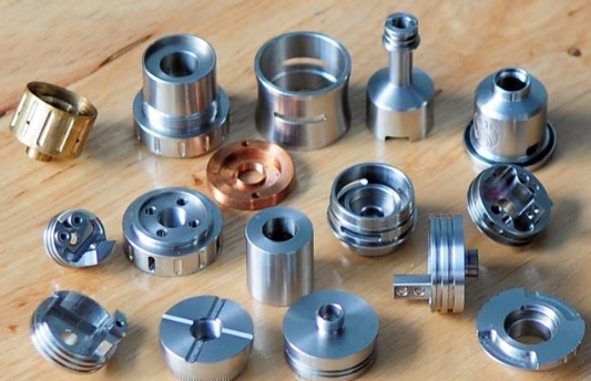 小零件背后的女富豪 為富士康制造手機小配件，成就300億商業傳奇